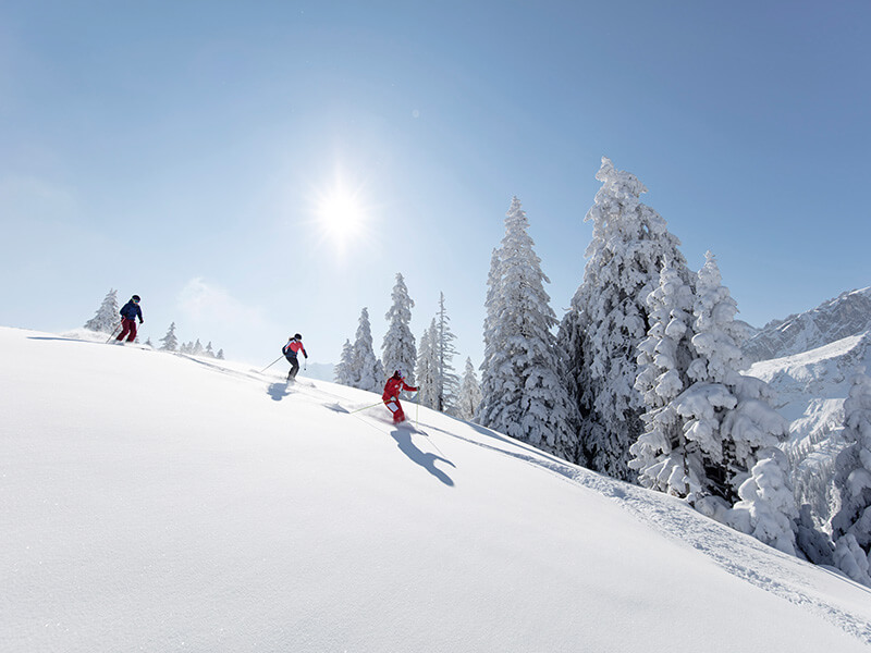 Skischuhe & Helme leihen in der Skischule Garmisch